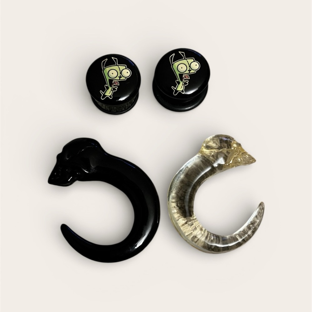 Invader Zim Gir plugs 5/8 with two miscellaneous skull